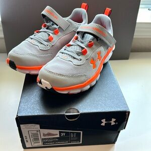 NWT orange and gray UA sneakers